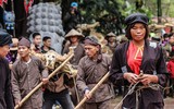 [ẢNH] Đầu xuân xem người đội trâu rơm đi cày, trai giả gái tung trấu gieo mạ...